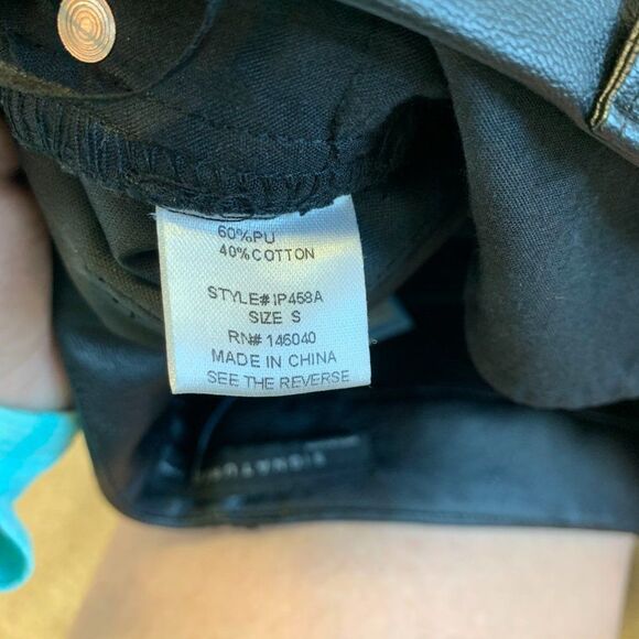 SIGNATURE 8 black zippered faux leather leggings S - Picture 6 of 10